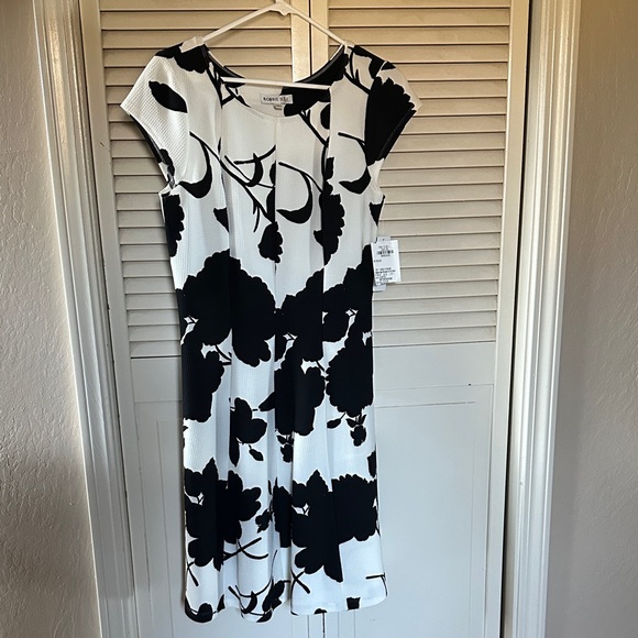 Robbie Bee Dresses & Skirts - Robbie Bee Black and White Floral A-Line Dress